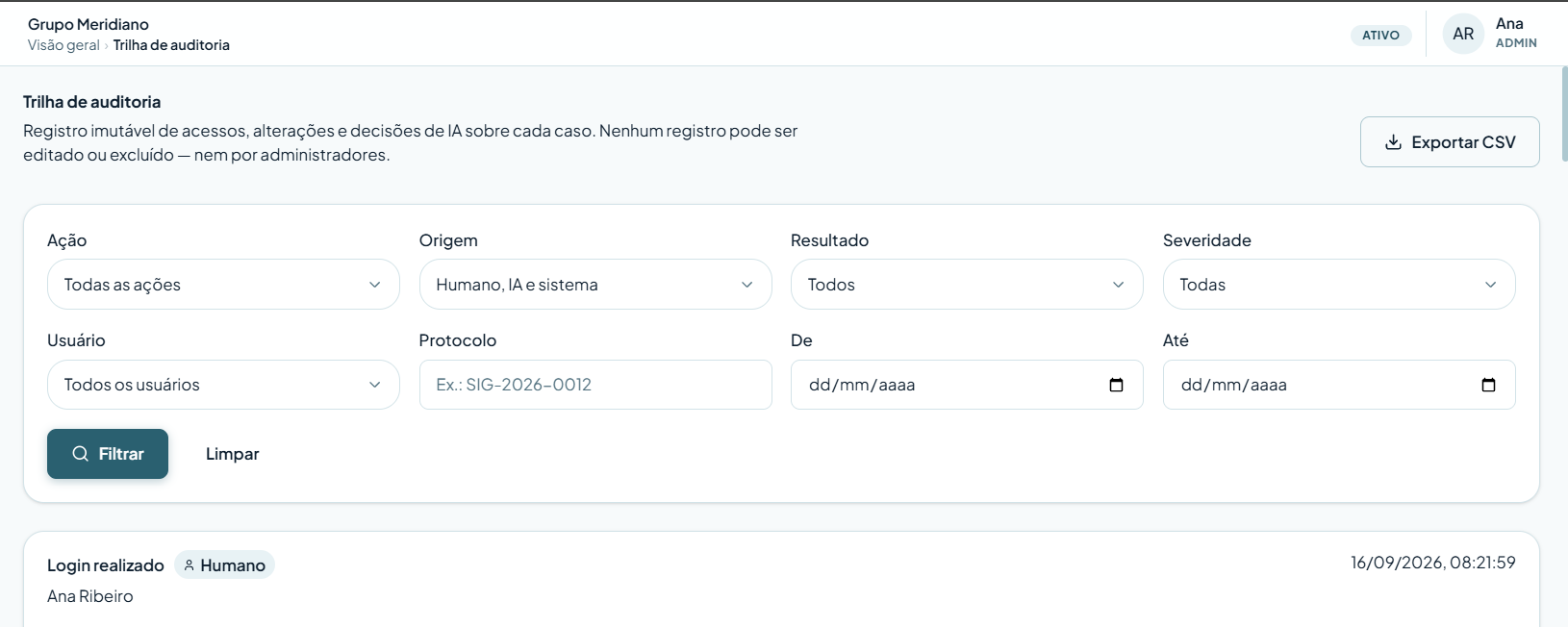 Tela da trilha de auditoria do painel de gestão, com filtros por ação, origem, resultado, severidade, usuário e período, e um registro de login realizado.